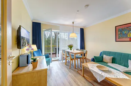 Wohnzimmer mit Essplatz und Schlafcouch