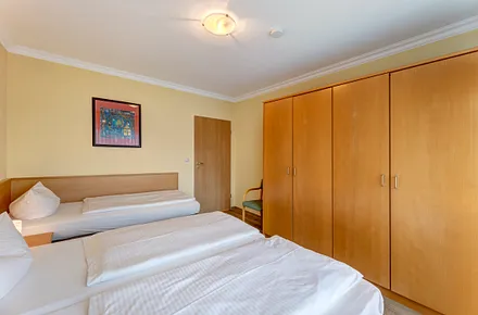 Schlafzimmer mit Doppel- und Einzelbett