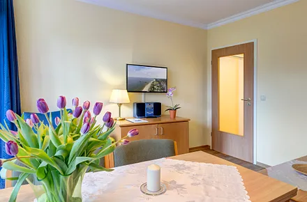 Wohnzimmer mit Flat-TV