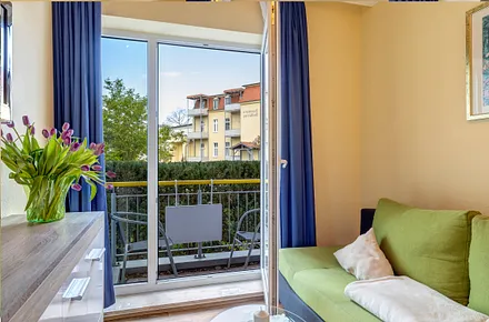 Wohnzimmer mit Schlafcouch für 1 Pers. & Zugang zum kl. Balkon