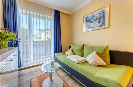 Wohnzimmer mit Flat-TV