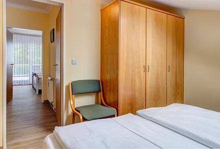 Bad mit Dusche/WC, Waschbecken, Föhn, Fenster