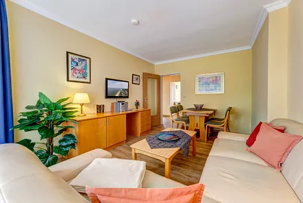 Wohnzimmer mit Flat-TV