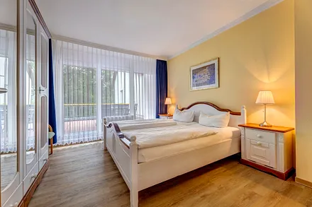 Schlafzimmer I mit Zugang zur Dachterrasse