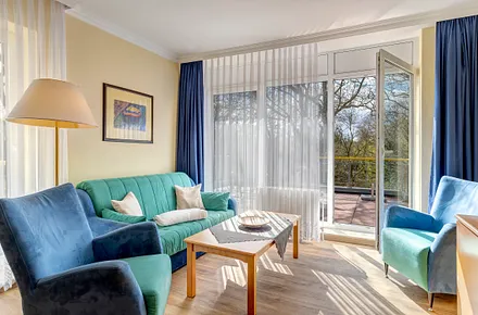 Wohnzimmer mit Zugang zur Dachterrasse