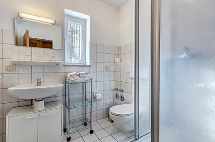 Bad mit Dusche und WC, Fön