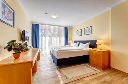 Schlafzimmer I mit Doppelbett, Kleiderschrank und Flat-TV und Zugang zur Dachterrasse