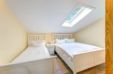 Schlazimmer II mit Verdunklungsjalousie