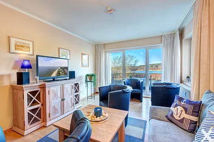 helles und freundliches Wohnzimmer mit Balkon