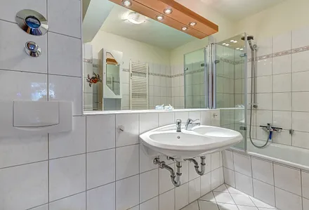 Bad mit Wanne/Doppelwaschbecken