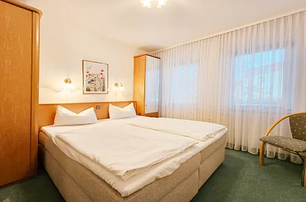 Schlafzimmer mit Doppelbett und Kleiderschränken