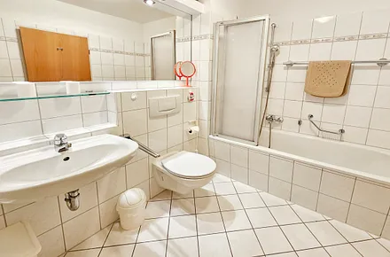 Bad mit Waschbecken/WC & Wanne