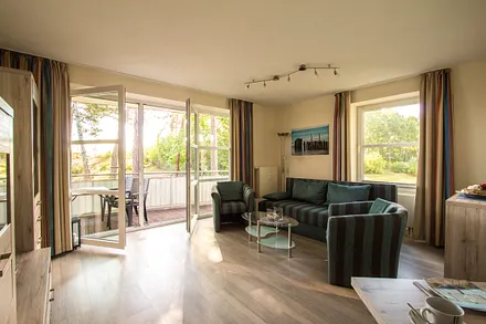 Wohnzimmer mit Balkonzugang