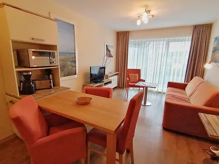 die Küchenzeile mit Essplatz im Wohnzimmer