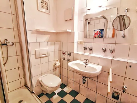 das Bad mit Dusche/WC, Waschbecken und Fön