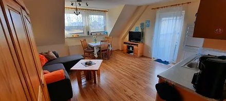 Wohnbereich mit Blick auf den Zickersee und den Greifswalder Bodden/Ostsee. Essbereich mit Ausgang auf die eigene Terrasse, von der Sie den Blick auf den See und das Meer genießen können.