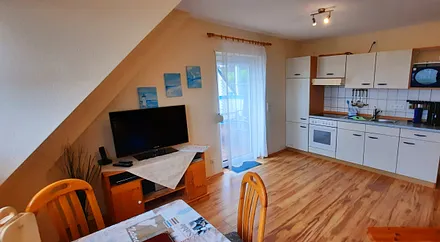 Voll ausgestattete Küche mit Kühlfach, Kühlschrank, Backofen, Ceranfeld, Kaffemaschine. 