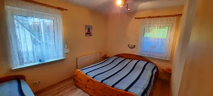 Schlafzimmer mit großes Doppelbett und Einzelbett