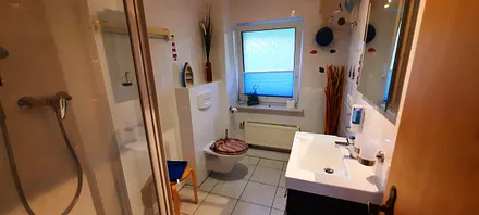 Badezimmer mit Dusche und WC