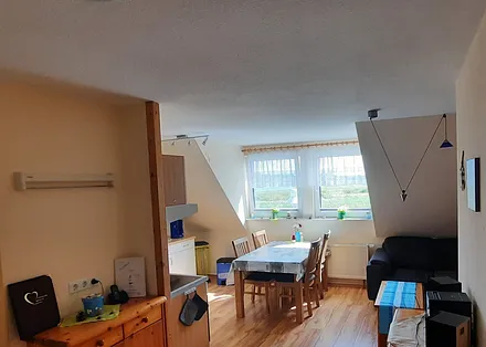 Voll ausgestattete Küche mit Kühlschrank & Kühlfach, Backofen, Ceranfeld, Mikrowelle, Kaffeemaschine, Toaster und Wasserkocher.