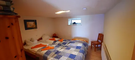 Das zweite Schlafzimmer ist mit drei Einzelbetten und einen Kleiderschrank ausgestattet.