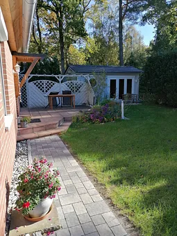 Rückseite mit Wohlfühlbereich und Aussensauna (Süd-West Ausrichtung - sichtgeschützt)