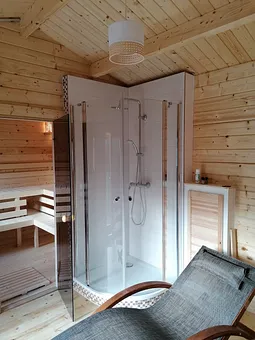 Saunaduschbereich im Vorraum