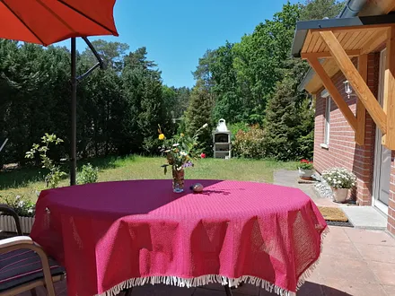 Blick von Terrasse ins Grüne