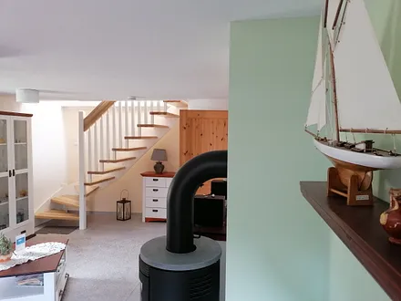 Wohnzimmer mit Zugang zum Dachgeschoss