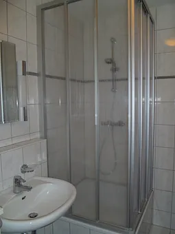 Hochwertiges Bad mit Dusche