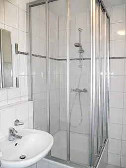Hochwertiges Bad mit Dusche