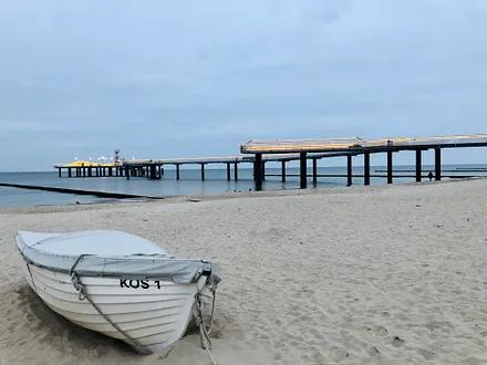 Der wunderschöne Strand im Ostseebad Koserow mit Blick auf die neue Seebrücke