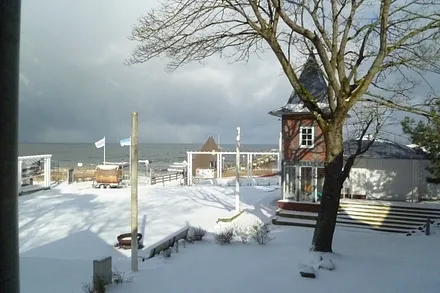 Blick vom Balkon auf die Seebrücke und die Ostsee