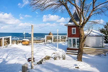 Blick vom Balkon auf die Seebrücke und die Ostsee im Winter