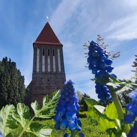 St. Andreas Kirche aus dem 13. Jahrhundert nebenan 