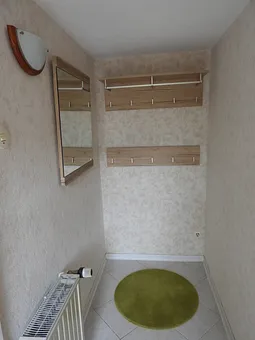 kleiner Flur mit Garderobe- Deckenhöhe 2 m 