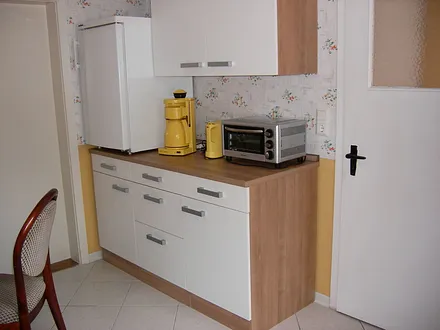 Küche mit Küchenzeile- Deckenhöhe 2 m 