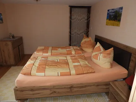 Schlafzimmer 1 mit Doppelbett- Deckenhöhe 2 m