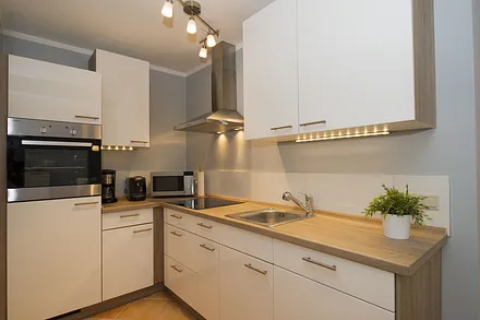 Küche: Geniessen sie den Konpfort der modernisierten Küche aus 2016 mit allem was Sie von zu Hause kennen.(Mikrowelle/Backofen/Ceranfeld/Geschirrspühler/Kaffemaschine/Haffepad Maschine)