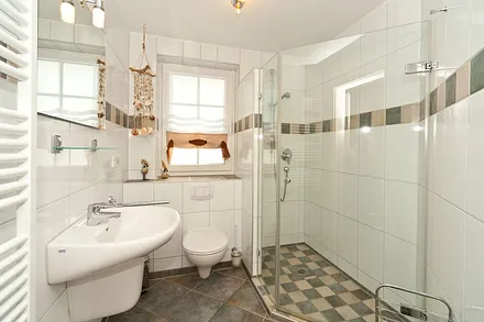 Eines der beiden Badezimmer, hier genießt man den Start in den Tag