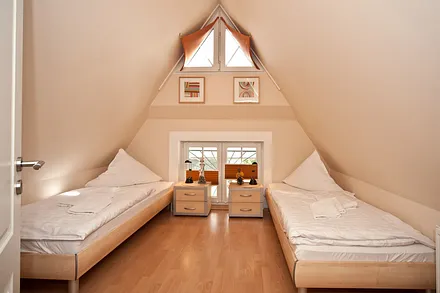 Gemütliches Schlafzimmer im Spitzboden mit Fernseher, besonders beliebt bei den Kindern.reisebett