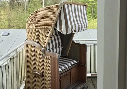 Einsitzerstrandkorb auf dem Balkon