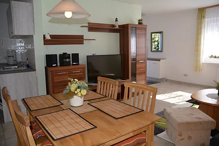 Wohnzimmer mit Essbereich