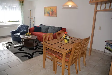 Wohnzimmer mit Essbereich