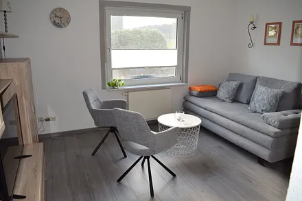 Gemütliches Wohnzimmer mit Blick auf die Terasse