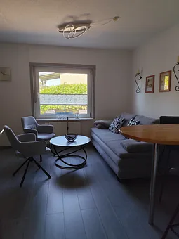 Gemütliches Wohnzimmer mit Blick auf die Terasse