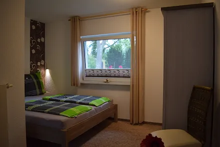 Schlafzimmer mit Doppelbett