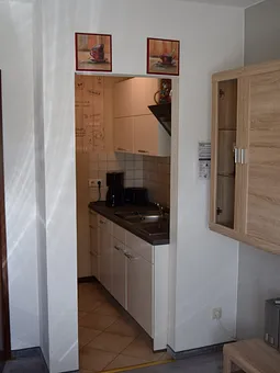 Küchenzeile mit Ceran-Kochfeld, Kühlschrank, MInibackofen, Geschirrspüler, Toaster, Wasserkocher und Kaffeemaschine 