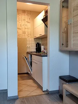 Küchenzeile mit Ceran-Kochfeld, Kühlschrank, MInibackofen, Geschirrspüler, Toaster, Wasserkocher und Kaffeemaschine 