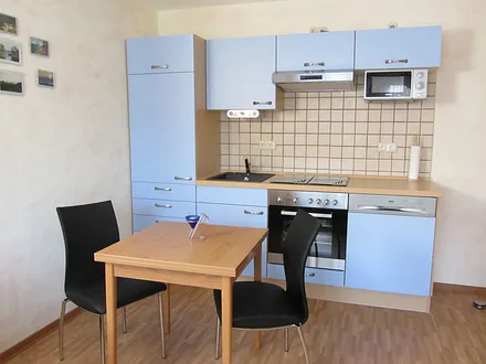 Ausstattung der Küche: Geschirrspüler, Herd mit Backofen, Kühlschrank mit Gefrierfach, Mikrowelle